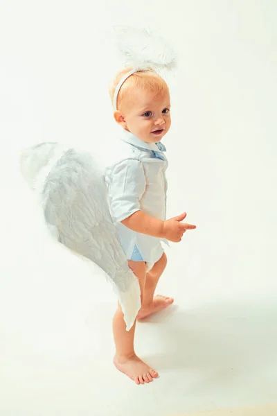 享受神奇的时刻。天使的翅膀和光环的小男孩。小天使可爱的小天使男孩。可爱的丘比特或小天使宝宝的情人节礼物。圣诞天使圣诞晚会庆祝活动 — 图库照片