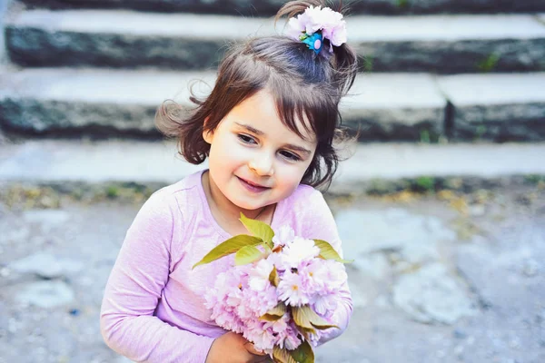 Szép csokor. Kis gyerek. Természetes szépség. Gyermeknap. Nyári lány divat. Boldog gyermekkor. arc- és bőrápoló. allergia-virágok. Tavasszal. Időjárás-előrejelzés. Napsütéses tavaszi kislány — Stock Fotó