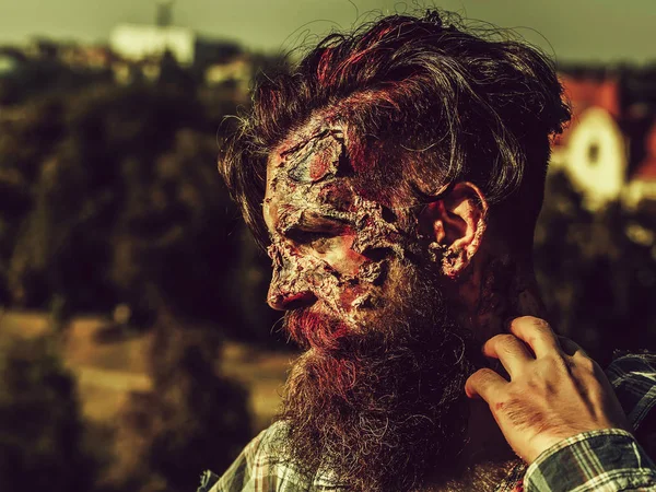 Uomo zombie barbuto — Foto Stock