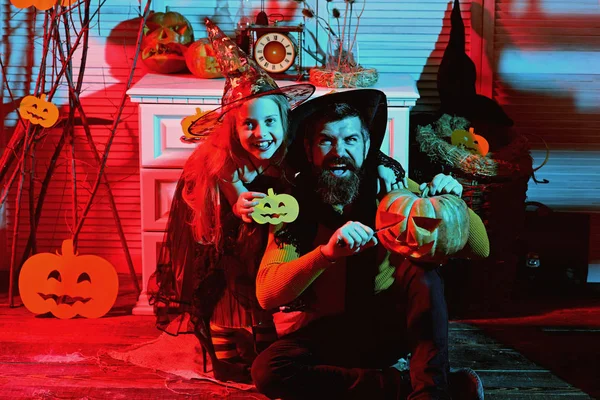 Kleine jongen en vader snijden pompoen aan vooravond van halloween. Klein meisje en vader maken jack o lantern. Vader en kind voorbereiden op halloween feest. Wij zullen u schrikken. Kom voor een angst of twee — Stockfoto