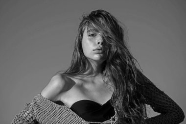 Güzellik moda modeli üzerinde mavi gökyüzü bak. Doğal makyaj kadınla. Uzun saçlı güzel kadın. Sağlıklı genç cilt kızla. Güzellik, makyaj ve saç bakımı