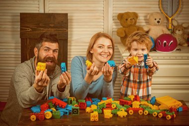 Baba ve anne küçük çocuk. mutlu çocukluk. Bakım ve geliştirme. Aile ve çocuk günün kutlu olsun. Baba ve anne ile Çocuk oyun kurucu. evde anne ile küçük boy oynayın. Aile fotoğrafları
