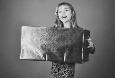 Mevcut Pack, siber Pazartesi kız çocuk. Alışveriş paketi, siyah Cuma ile küçük kız. Doğum günü ve Noel. Boxing Günü, tatil kutlama ve parti. Çocukluk ve mutluluk, hediye kutusu.