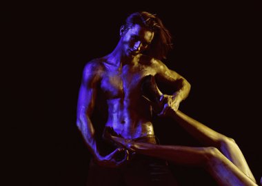 Seksi çift sanatı vücut masaj vardır. Aşık çift Erotik Oyunlar, aile vardır. Cadılar Bayramı makyaj boya ile manken. Erkek ve kadın ayakkabı satışı için alışveriş. Gümüş spa ve cilt bakımı tedavisi.