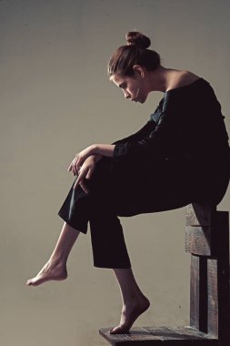 savaşmak için hiçbir güç ve inanç vardır. Modern kız. Yalnızlık. Moda kadın tam uzunlukta. Yalnızlık. Güzellik ve moda. Kadın trendy bakışla. o olmadan çok yalnız hissediyor