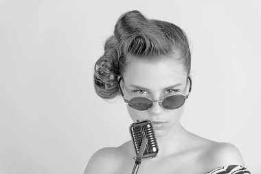 Gözlüklü kız mikrofon şarkı.