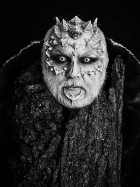 Canavar keskin dikenler ve siğiller ile