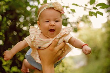 Aşkın kanatlarıyla uçmak sağlar. Mutlu yeni doğmuş bebek. Yeni doğan bebek eller ebeveynler gülümse. Mutlu bir aile. Sakin olun ve aileni seviyorum