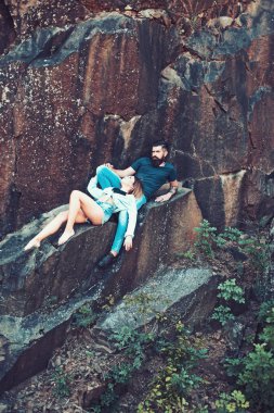 Rahatlamak için biraz zaman. Şehvetli çift tatil gezisinde. Seksi kadın ve doğal peyzaj üzerinde sakallı adam. Çift aşk ve romantizm keyfini çıkarın. Yaz tatilde aşık çift