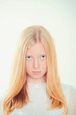 Şehvetli kadın sarışın uzun saçlı. Ve kadın ile doğal güzelliği göz makyaj yok. Albino kız mavi gözlü ve beyaz deri ile. Doğal güzellik ve Cilt Bakımı