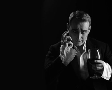 Doğaçlama. Komedyen oğlan MIME makyaj ile şarap kadehi. Dram Tiyatrosu aktör miming. Performans sanatı ve reis komedi. MIME sanatçı sahnede gerçekleştirin. Şarap, kopya alanı içme sahne aktör pandomim