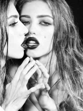 Kadın aynada yansıması