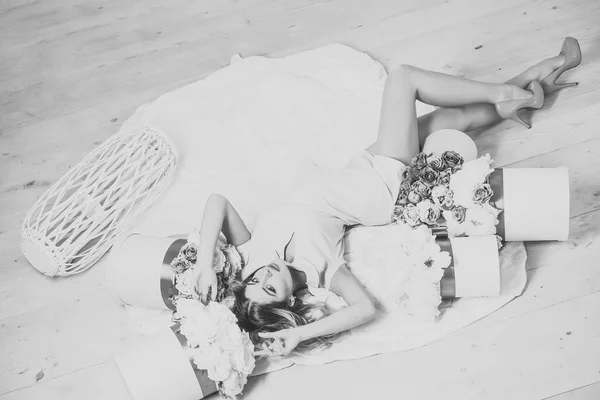 Mooi meisje met bloembakken — Stockfoto