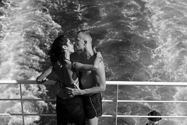 Mujer sexy y hombre en barco en agua de mar. Familia y día de San Valentín. Vacaciones de verano y viajes. Las relaciones de amor de besar pareja en el camino del agua. Pareja en el amor relajarse en viaje marítimo — Foto de Stock