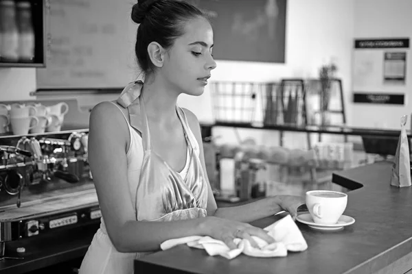 Nós preparamos os teus feijões favoritos. Barista servir xícara de bebida de café quente com sorriso. Mulher barista no café. A fazer café no café. Mulher bonita ficar atrás do balcão de café — Fotografia de Stock