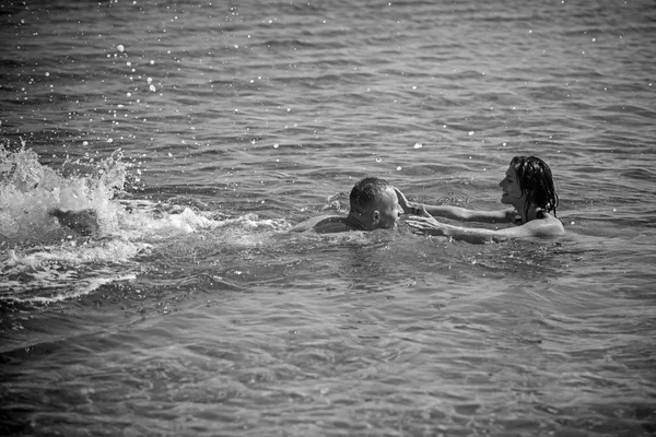 Couple amoureux se détendre sur la plage. Vacances d'été et vacances de voyage. Femme sexy et homme nagent dans l'eau de mer. Relations amoureuses de couple profitant de la journée d'été ensemble. Famille et Saint Valentin . — Photo