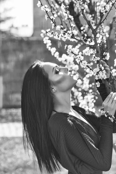 Donna con fiore di primavera — Foto Stock