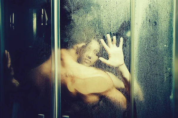 シャワーでセクシーなカップル — ストック写真