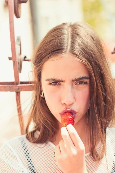 Menina comer morango maduro vermelho — Fotografia de Stock