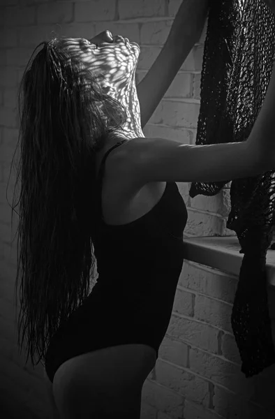 Μαλλιά μοντέλο εσώρουχα μαύρο κορμάκι στο παράθυρο. Περιποίηση μαλλιών και θεραπεία — Φωτογραφία Αρχείου