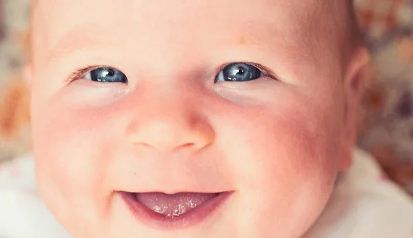 Het gevoel van droge en gelukkig. Jeugd en geluk. Klein meisje met schattig gezicht. ouderschap. Lieve kleine baby. Nieuwe leven en baby geboorte. Familie. Kinderopvang. Childrens dag. Portret van blij kindje — Stockfoto