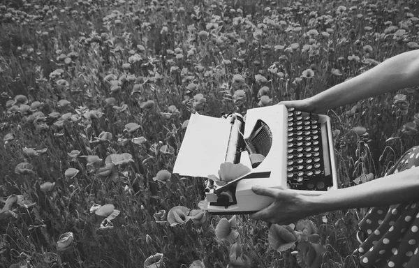 Máquina de escribir vintage en la mano, educación, negocios, gramática . — Foto de Stock