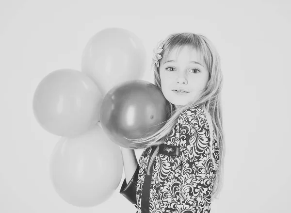 Criança menina pequena com balões de festa, celebração. Beleza e moda, pastéis picantes. Menina com penteado segurar balões. Miúdo com balões, aniversário. Aniversário, felicidade, infância, olhar . — Fotografia de Stock