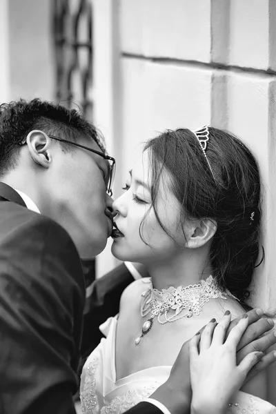 Čínská roztomilé mladí novomanželé — Stock fotografie