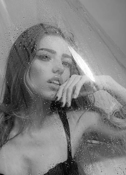 Mujer joven tomando ducha con gotas de agua con vidrio húmedo . —  Fotos de Stock