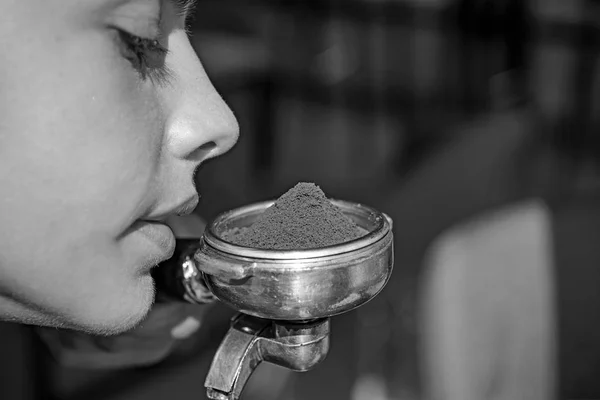 Απολαμβάνοντας το άρωμα του καφέ και το άρωμα. Γυναίκα μυρίζει την μυρωδιά του φρέσκου καφέ. Γυναίκα barista Κρατήστε portafilter στο χέρι. Barista Ετοιμάζω καφέ espresso ποτό. Ζυθοποιία καφέ συσκευή — Φωτογραφία Αρχείου