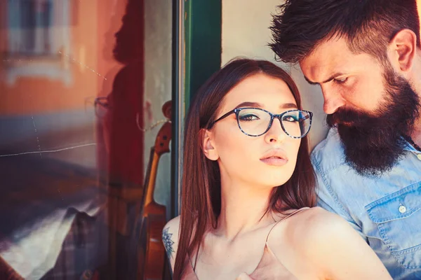 La moda es una buena actitud. Novia y novio en relaciones de amistad. Un par de amantes con estilo de moda. Pareja enamorada. Mujer sexy y hombre barbudo en las relaciones amorosas. Modelos de moda —  Fotos de Stock