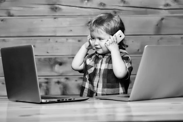 Söt pojke samtalen på telefoner — Stockfoto