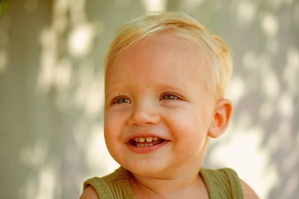 Een beetje lachen. Gezondheid is een echte schoonheid. Beetje baby gelukkig lachend. Babyjongen geniet van gelukkige jeugd. Gezondheidszorg voor gelukkig kind. Glimlach van jongetje — Stockfoto