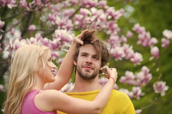 Sinnliche Frau und Mann in Magnolienblüte. — Stockfoto