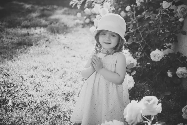 Chica en sombrero con las manos de oración en el jardín de verano —  Fotos de Stock