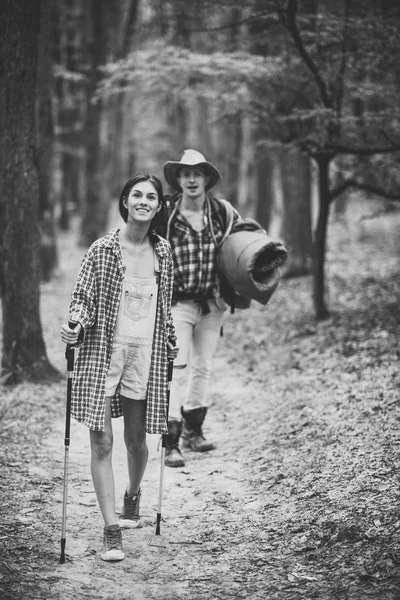 Unga par med glada ansikten promenader. Turister koncept. — Stockfoto