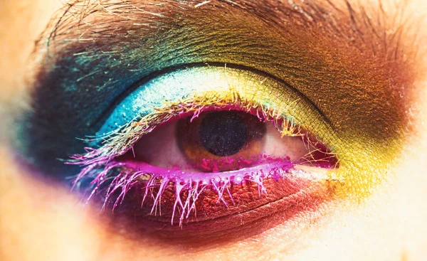 Ojo con pintura de neón colorido maquillaje de moda —  Fotos de Stock