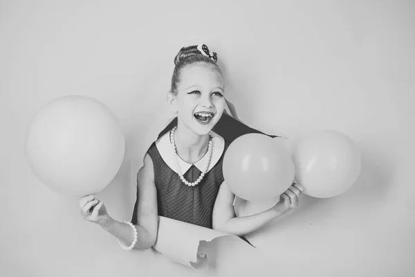 Födelsedag, lycka, barndom, utseende. Liten flicka barn med party ballonger, firande. Liten flicka med frisyr håller ballonger. Snålt med ballonger på födelsedag. Skönhet och mode, slagkraftig pasteller. — Stockfoto