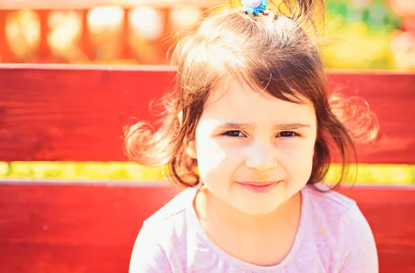 Frühling. Wettervorhersage. kleines Mädchen im sonnigen Frühling. Kleinkind. natürliche Schönheit. Kindertag. Sommermädchenmode. glückliche Kindheit. Gesicht und Hautpflege. einen glücklichen Moment festhalten. Warmer Tag — Stockfoto