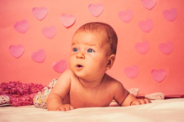 Şirin ve meraklı bebek. Aile. Çocuk Bakımı. Çocuk günü. Tatlı küçük bebek. Yeni yaşam ve Bebek Doğum. Mutlu küçük çocuk portresi. Sevimli yüzü olan küçük kız. ebeveynlik. Çocukluk ve mutluluk