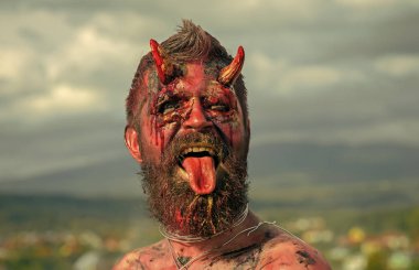 Cadılar Bayramı vampir ya da ejderha açık ağızlı