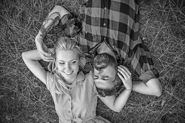 Jeune couple amoureux. Deux personnes allongées sur de l'herbe verte. Petite amie et petit ami jouer avec les autres cheveux — Photo