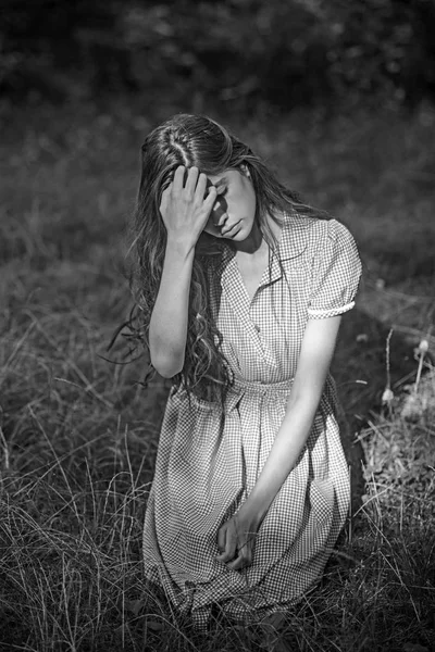Junges Mädchen Vintage Kleid Auf Gras Sitzend Brünette Die Ihre — Stockfoto