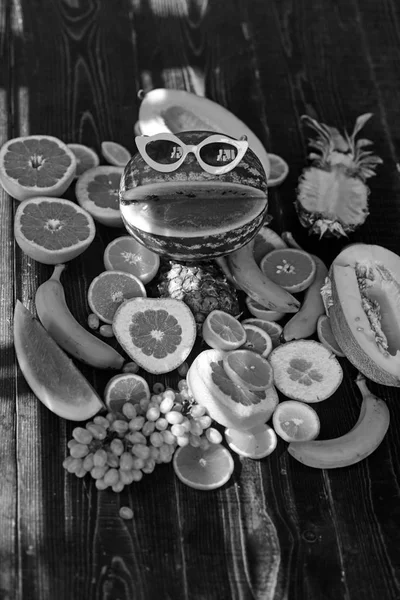 Görögdinnye a mosoly vicces napszemüveg. Friss gyümölcsök csendélet a fából készült asztal. Vegetáriánus élelmiszer-detox étrend és az egészség. Vitamin a diéta és a táplálkozás. Nyári vakáció koncepció — Stock Fotó