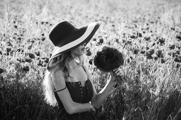 在字段中复古帽子的罂粟种子的漂亮女孩 — 图库照片