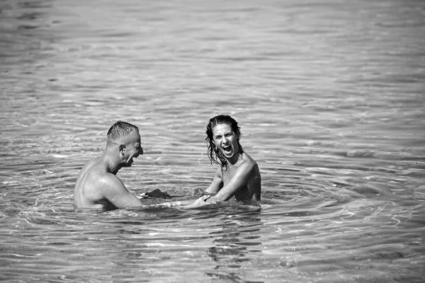 Las relaciones amorosas de la pareja desnuda en el agua de mar. Mujer sexy y hombre nadan. Concepto de familia y día de San Valentín. Pareja enamorada de cuerpo sexy relajarse en la playa. Vacaciones de verano y viajes de vacaciones . — Foto de Stock