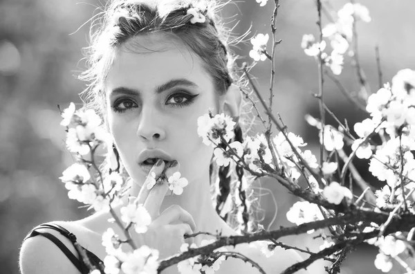 소녀와 flowerss — 스톡 사진