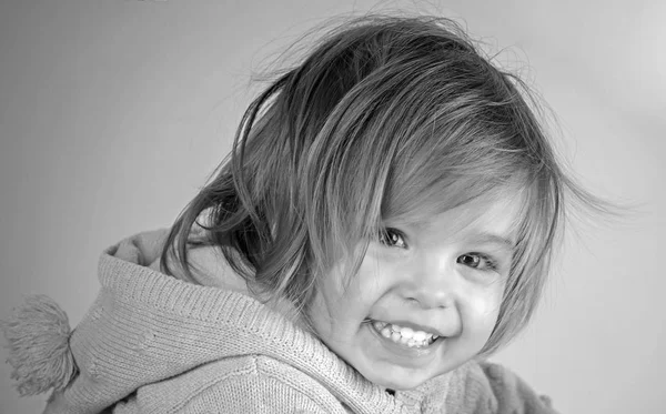 A divertir-se. criança menina sorrindo. outono e primavera criança moda. pequena menina feliz. infância e felicidade. Dentes saudáveis. cuidados com o cabelo. Olha só para isto. O melhor dia de sempre — Fotografia de Stock