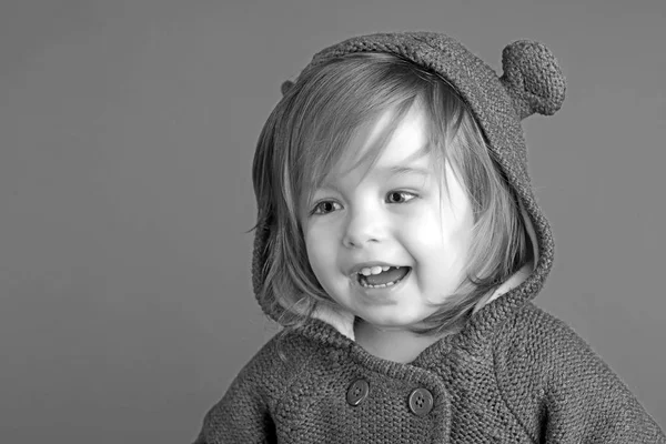 Infancia y felicidad. Pequeña chica feliz. Niña sonriendo. moda de otoño y primavera para niños. divirtiéndose. Pequeño soñador. niño sonriente sobre fondo azul —  Fotos de Stock