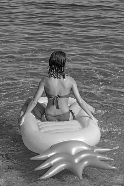 菠萝充气床垫, 活动和喜悦。暑假和到海洋旅行。女孩日光浴在海滩上与空气床垫。马尔代夫或迈阿密海滩水域。性感的妇女在加勒比海在巴哈马. — 图库照片